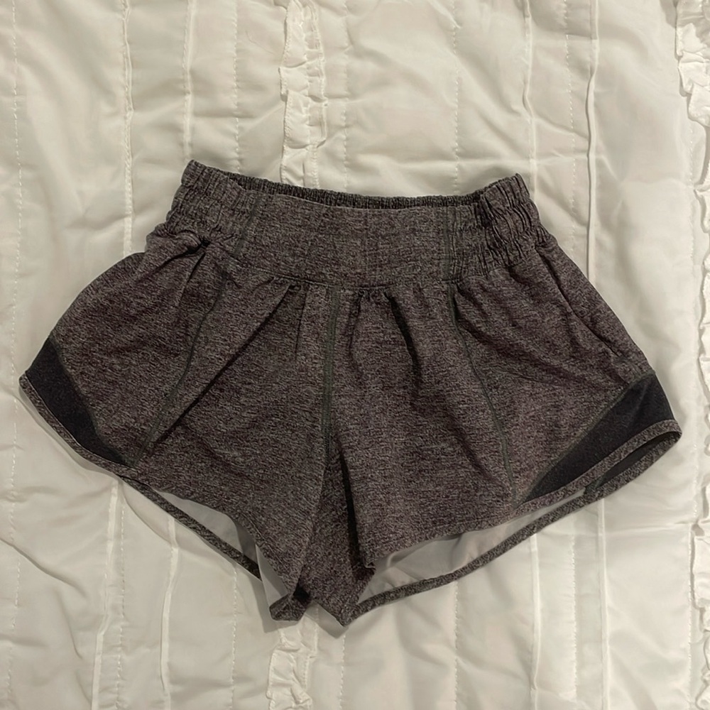 lululemon hotty hots low rise 2.5” shorts